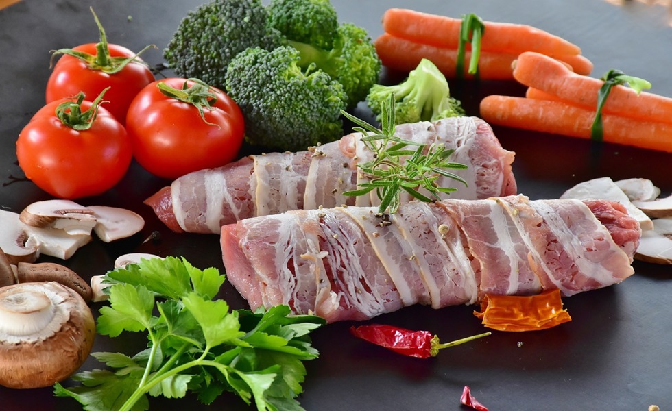 Dieta equilibrada e saudável com carne de porco, rica em proteínas, vitaminas e minerais essenciais.